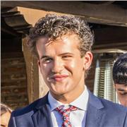 Estudiante con tres años de experiencia impartiendo clases de Inglés presencialmente en academia local. C1 en Inglés y MH en Bach